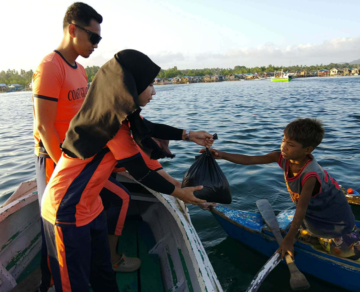 ZAMBOANGA. Personnel of the Coast Guard Sub-Station (CGSS)-Maimbung extends assistance to local boat operators and families they encountered during the conduct Monday, March 23, of Sulu Artisanal Livelihood and Maritime Patrol Aid Task (Salampat) in the waters of Maimbung, Sulu. 
