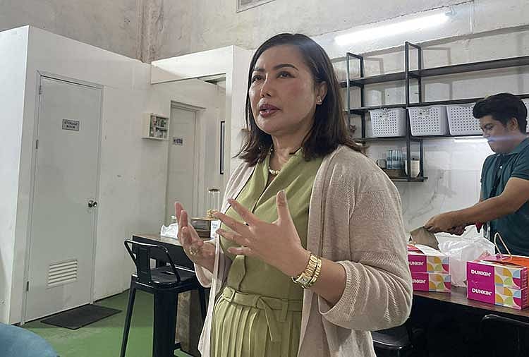 Guv shrugs off past complaint as food bank work continues