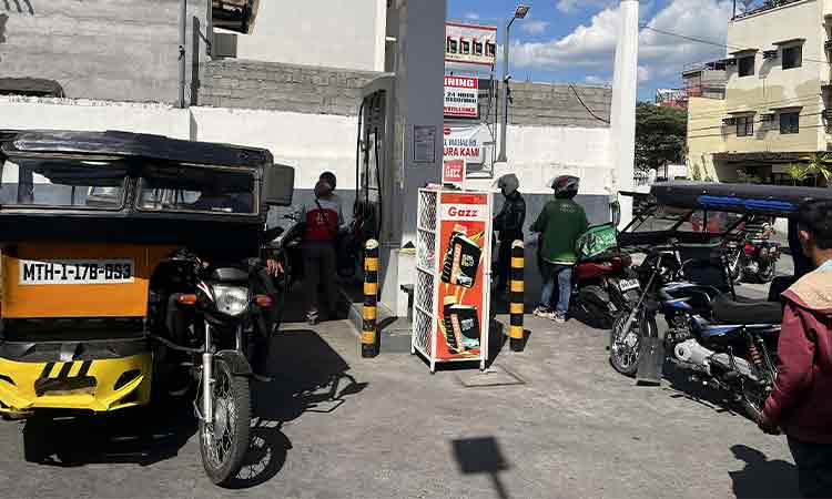 PUMP LINES. Motorists queue at a gasoline station along Palma Gil Street in Obrero, Davao City, on Tuesday, March 24, 2026, taking advantage of a fuel price rollback of ₱5 to ₱8 per liter. The station, bearing the tagline “Bayan ko, Mahal ko,” draws a steady stream of vehicles since early morning as drivers rush to fill up. As of 5 a.m., fuel prices were posted at ₱91.70 for diesel, ₱74.85 for unleaded, and ₱75.85 for premium gasoline. Stocks were later depleted. 

