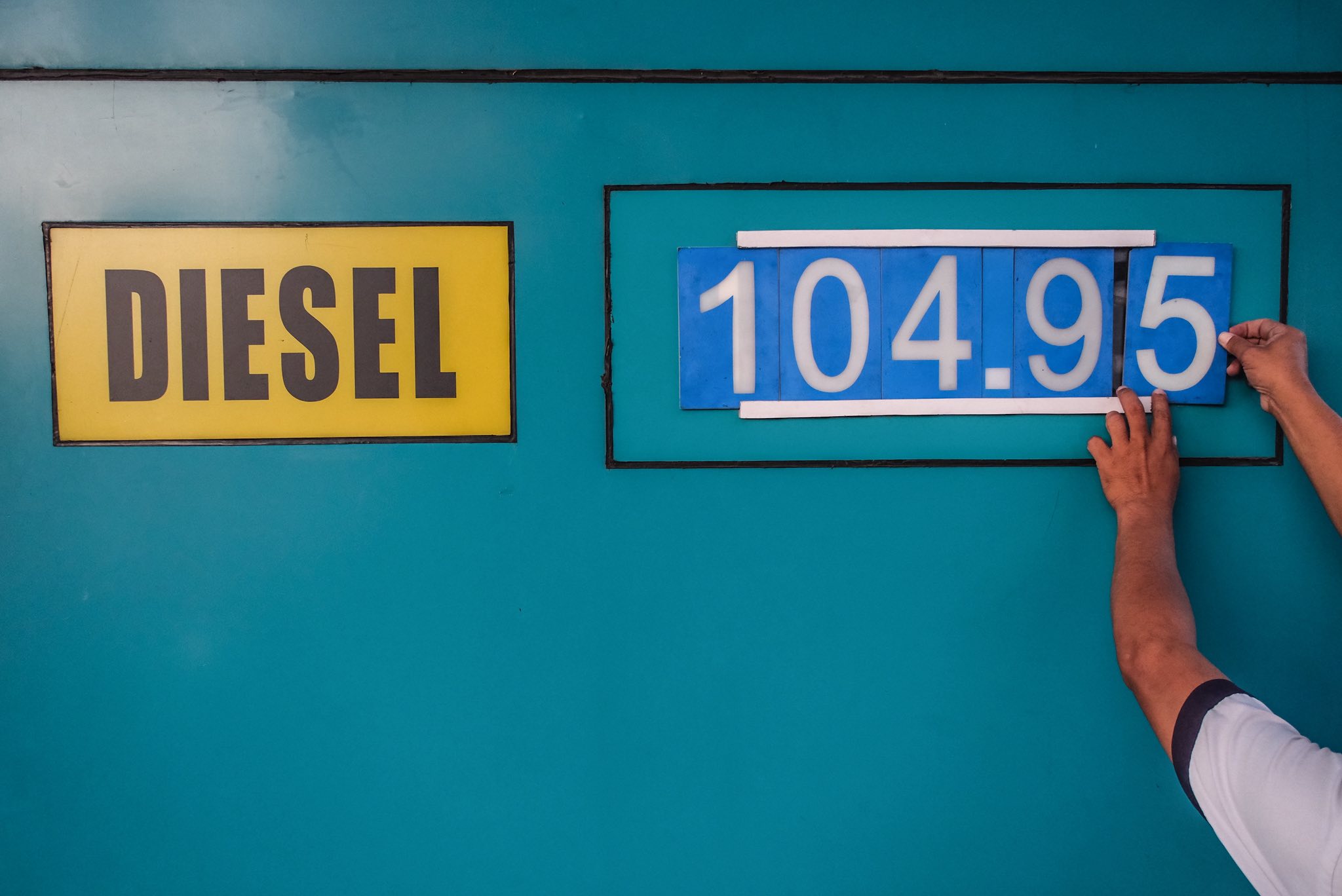 CEBU. A gasoline station attendant adjusts the diesel price display at a station along Sergio Osmeña Boulevard in Cebu City on March 19, 2026, as fuel prices reach record highs amid the ongoing conflict in the Middle East.