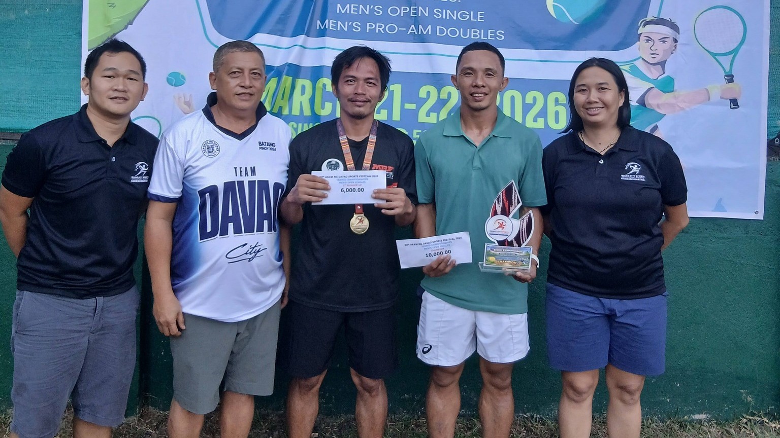 ARAW NG DABAW TENNIS KING. Southeast Asian (SEA) Games soft tennis team medalist Mark Anthony Alcoseba, fourth from left, receives his champion’s trophy and cash prize after defeating fellow Dabawenyo Michael Mesa, third from left, in the men’s single finals of the recently concluded 89th Araw ng Dabaw Tennis Championships at the GSIS Heights Tennis Club in Matina.