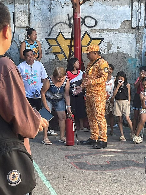 12 ka fire extinguishers gihatag sa 
mga residente sa Lupa, Kamputhaw