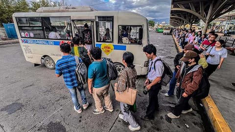Commuters face illegal fare hikes despite Marcos’ suspension order