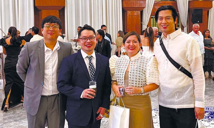 Greek Plate Smashing Tradition Marks Diplomatic Celebration in Cebu
