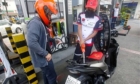REFUELING. An attendant refills the fuel tank of a motorcycle rider at a gas station in Paco, Manila in this Feb. 2, 2026 photo. In a press briefing on Friday (March 27), Palace Press Officer Claire Castro said the government is studying the proposed price freeze on petroleum products amid rising costs triggered by the ongoing tensions in the Middle East. (PNA photo by Yancy Lim)