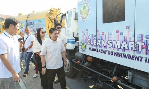 Mabalacat City Mayor Geld Aquino and other local officials check the two sweeper trucks during a flag-raising ceremony at the city hall Monday.

The mayor said the trucks already started cleaning the MacArthur Highway.

Aquino said he directed the City Environment and Natural Resources Office (CENRO) to acquire the sweeper trucks and a trash compactor to ensure the swift cleaning of major roads in the city.

Photo courtesy of Mabalacat City News