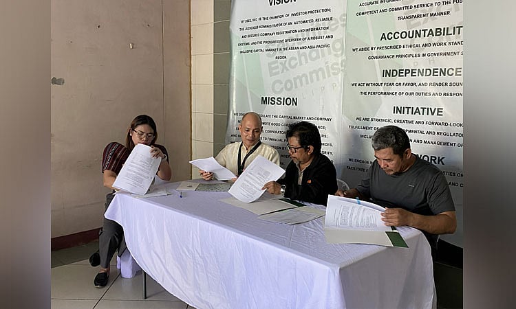 SEC midonar og mga kagamitan sa CTU
San Fernando, misuporta sa edukasyon