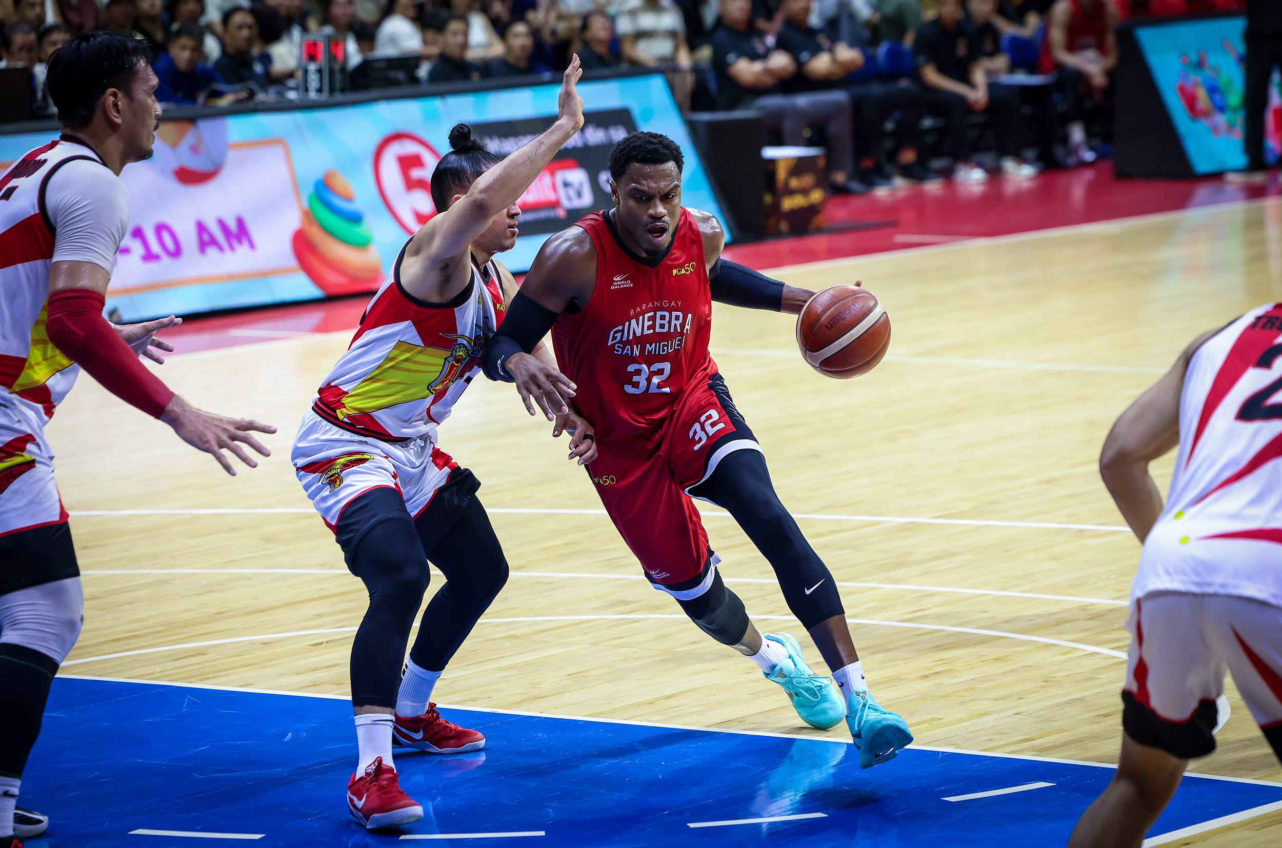 TOUGH DEFENSE. Barangay Ginebra import Justin Brownlee (32) drives against San Miguel defenders during their PBA Commissioner’s Cup game at the Smart Araneta Coliseum. San Miguel used multiple defenders to contain Brownlee and escaped with an 85-82 win.