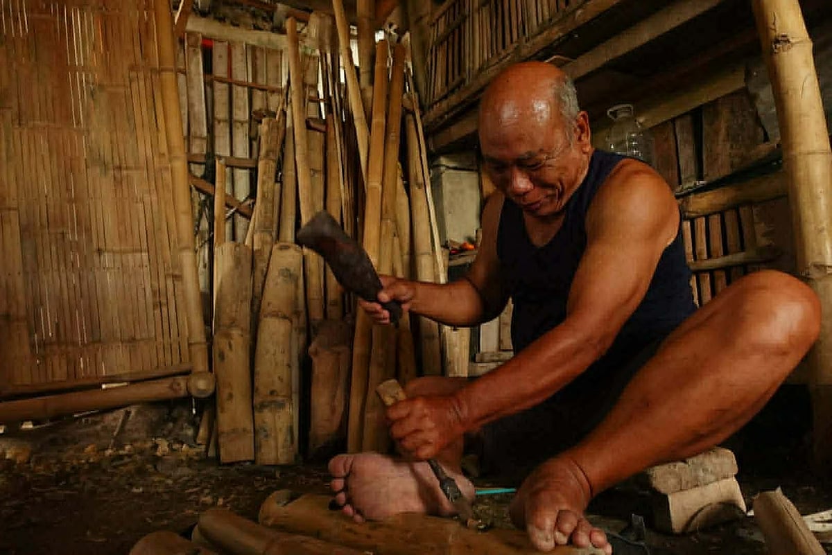 Bamboo Craftsman Leon Layar Perseveres Through Economic Crisis in Philippines