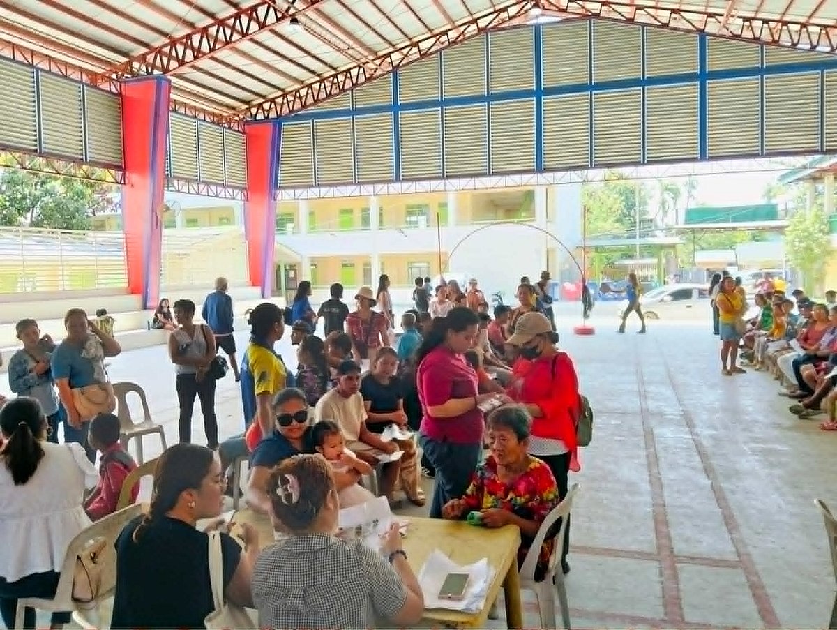 Mandaue City Distributes First Tranche of Aid to Registered PWDs in Barangay Umapad