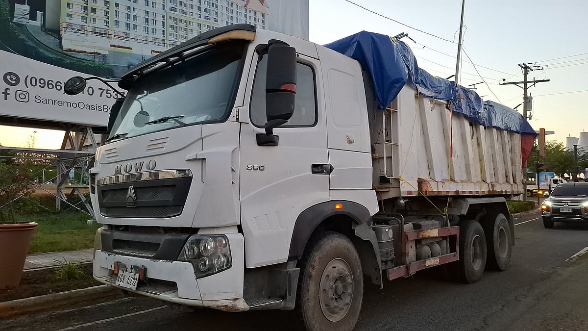 Driver trapped after van rear-ends garbage truck in SRP, Cebu