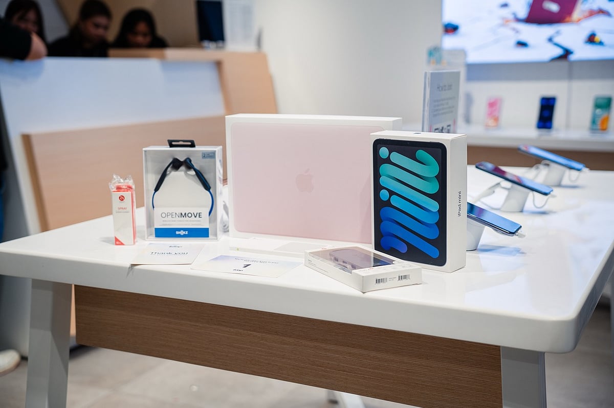 MacBook Neo Now at The Loop with Freebies and Vespa Giveaway