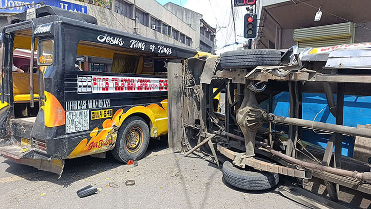 2 jeepneys collide in Cebu City; multiple passengers injured