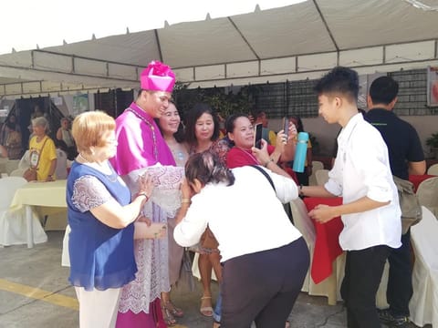 CAGAYAN DE ORO. Well-wishers take selfies with Bishop Raul Dael after his ordination as the third Bishop of Tandag, Surigao del Sur. (Photo grabbed from SunStar CDO Facebook)