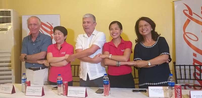 BACOLOD. CCFPI president Cecile Alcantara (2nd from left) and Jonah De Lumen–Pernia of Coca-Cola Far East Limited (2nd from right) with SRA administrator Hermenegildo Serafica (center), Philsurin president Timothy (left) and former SRA Administrator and president and chief executive officer of Simag Foundation Ma. Regina Martin (right) during the Memorandum of Agreement signing at the 21 Bar in Bacolod City on Thursday, October 25. (Erwin Nicavera)