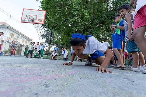 PAMPANGA. An Angeleño student blows an elastic band in a race against his opponents. This game called 'Labulan Goma' is one of the Kapampangan traditional games featured during Angeles City's Mamialung Tamu event held October 26 at the Estacion de Angeles (PNR) People's Park. (Contributed Photo)
