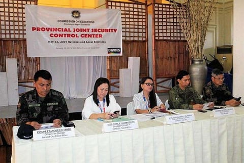 BACOLOD. Acting Negros Occidental Provincial Election Supervisor Salus Milagros Villanueva (center) Friday, January 11, 2019 convenes the Provincial Joint Security Control Center at the Provincial Capitol in Bacolod City, with (from left) Bacolod City police head Senior Superintendent Francisco Ebreo, Bacolod City election registrar Mavil Majarucon-Sia, 303rd Infantry Brigade commander Col. Benedict Arevalo, and Negros Occidental police head Senior Superintendent Romeo Baleros. (Photo courtesy of Bacolod City Police Office)