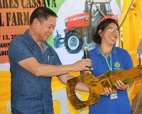 NEGROS. Provincial Agriculturist Japhet Masculino (left photo) and a farmer-member of Barangay Odiong Cassava Farmers Association (right photo) checking the cassava chipper during the distribution rites at the said barangay in Moises Padilla town on February 13, 2019. (Contributed photo)