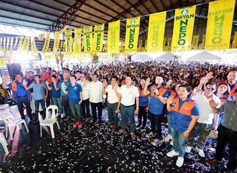 PAMPANGA. Angeles City mayoralty candidate Bryan Matthew Nepomuceno (Partido Abe Kapampangan) leads some 3,000 supporters in a pledge of support. With him are incumbent Angeles Mayor Edgardo Pamintuan, first nominee of the partylist Abe Kapampangan, and his son and vice mayor aspirant City Councilor Edu Pamintuan, congressional candidate Joseller "Yeng" Guiao and other reelectionists and aspiring councilors during last Monday's rally at the People's Gym in Barangay CutCut, Angeles City. (Chris Navarro)