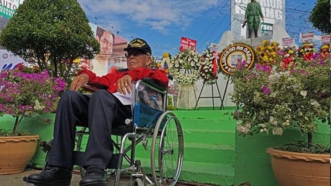 DAVAO. Miposing atubangan sa World War II War Veterans Memorial Monument ang beterano nga si Emmanuel Go atol sa pagselebrar sa ika-77 Araw ng Kagitingan kagahapon, Abril 9, 2019, sa kanto sa mga dalang Roxas Avenue ug C. Bangoy, Davao City nga gisalmutan sa nagkadaiyang sektor sa gobyerno ug non-government organizations. (Macky Lim)