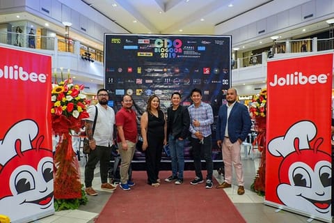 CAGAYAN DE ORO. Opening Ceremony and ribbon-cutting with the organizers Khristine "KC" Curay, Starpod founder/CEO Arvin Dimate, Manila guest blogger/blogger speakers Chuckie Dreyfus and Richard Paglicawan, Limketkai Center admin Remy Hojas Along and Cagayan de Oro Councilor Ian Mark Nacaya. (Photo by Alvin Curay Photography)