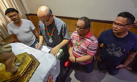 CEBU. (From left) Msgr. Raul Go, Msgr. Camilo Alia, Fr. Joseph Stephen Anore and Fr. Ulysses Desales, new members of the pastoral team of the Cebu Metropolitan Cathedral, sign a declaration of intent to serve the new parish. (Arni Aclao)