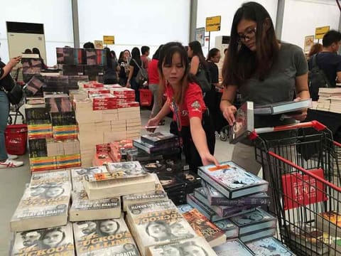 DAVAO. A lady grabs a book she is interested in during the opening of the world's biggest book sale, Big Bad Wolf Book Sale, on its second run in Davao City. The sale will be on November 22, 2019 until December 2, 2019. (Photo by Roberto A. Gumba Jr.)