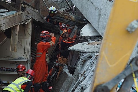 DAVAO CITY. Gisusi sa Davao City Central 911 Urban Search and Rescue, uban sa Bureau of Fire and Protection Search and Rescue Unit ang usa ka bahin sa nahugno nga South Green Trading samtang ang uban mga rescuers nangita og laing kaagian aron nga maugkat ang ubang mga naipit nga mga biktima human ang magnitude 6.9 nga linog sa Padada, Davao del Sur niadtong Dominggo. (Hulagway ni Macky Lim)