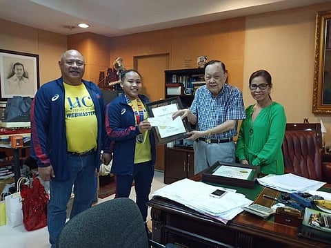 CEBU. UC President Augusto Go hands out a plaque and the P100,000 cash incentive to Elreen Ann Ando. From left: Coach Ramon Solis, Ando, Go and UC's athletic director Jessica Honoridez. (Photo by Richiel Chavez)