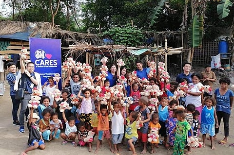 PORAC. SM City Clark officials led by mall manager Jerwin Jalandoni distribute Bears of Joy to Aeta families in Barangay Diaz in Porac town. (Contributed photo)