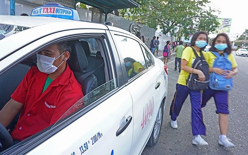Davao City Mayor Duterte warns drivers over cab fare abuses - Vimarsana News