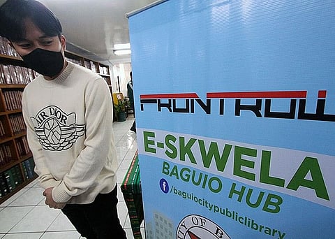 FIRST OF ITS KIND. Eight computers connected to the internet are now installed at the Baguio City Library after the roll-out of the first e-Eskwela in the country. Baguio City Mayor Benjamin Magalong, Ang Probinsyano Party-List Representative Ronnie Ong, and Frontrow CEO-Founder Samuel Verzosa Jr. sign a memorandum of agreement for the donation of desktop computers and two printers for the hub. (JJ Landingin)