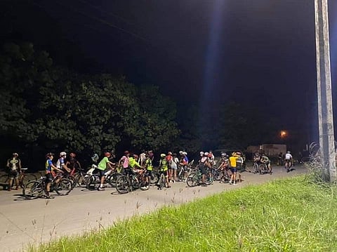 LUMBA: Mao kini ang grupo sa mountain biker nga maglumba unta sa dan Zuellig, sa Dakbayan sa Mandaue, apan nabaraw kay way napakitang permit sa ilang kalihukan. / MANDAUE CITY PIO
