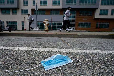 USA. A discarded face mask lies in the street in San Francisco, Wednesday, March 17, 2021. (AP)