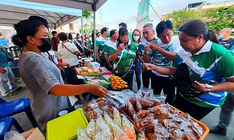 MANDAUE DELICACIES. Mandaue City Mayor Jonas Cortes (third from right) checks one of the stalls selling local delicacies at the Mandaue Food Market, which opened during the city's fiesta kickoff on Sunday, May 1, 2022. With Cortes were (from left) City Councilor Cynthia Remedio, Vice Mayor Glenn Bercede and City Councilor Nerissa Soon-Ruiz. / Honey Cotejo