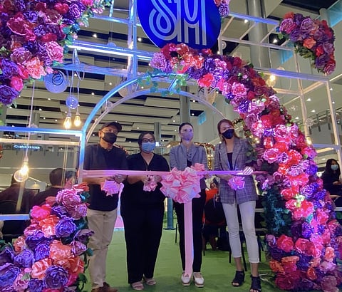 Breastfeeding Awareness. Pamitipun artist Norman Tiotuico, Angeles City Government Chief of Staff Atty. Kercee Lazatin who represented her father Mayor Carmelo "Pogi" Lazatin Jr., artist Carla De Guzman, and SM Supermalls Regional Operations Manager North IV Andrea Madlangbayan-Rodriguez lead the opening of the "Art with a Heart," an art show on breastfeeding awareness in celebration of National Breastfeeding Awareness Month this August, at SM City Clark's The Event Center 3 on August 2. - Charlene A. Cayabyab