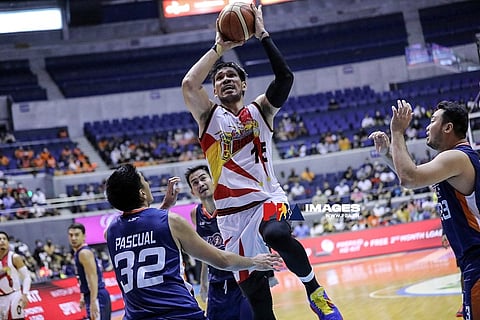 SEMIS: Wala na kapugngi si San Miguel Beermen center Junemar Fajardo sa mga sakop sa Meralco Bolts sa Game 1 sa PBA Philippine Cup semi-finals series niadtong Miyerkules, Agusto 3, 2022 diin ningdominar ang Beermen. Magsangka og balik ang duha ka mga kampo karong hapon, Agusto 5, 2022 alang sa Game 2 sa series. / PBA.PH