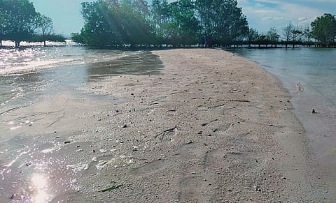 MAGICAL. The Vanishing Island or sandbar between Samal Island and mainland Mindanao slowly disappears during an incoming high tide.