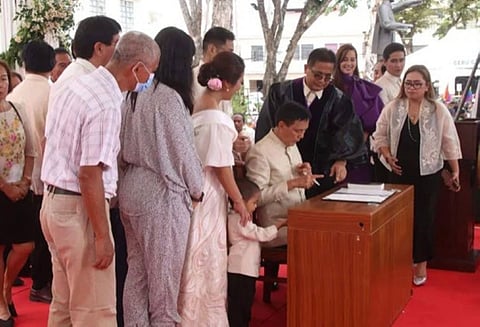 CEBU. Cebu City Mayor Michael Rama and family. (Cebu City Hall PIO photo)