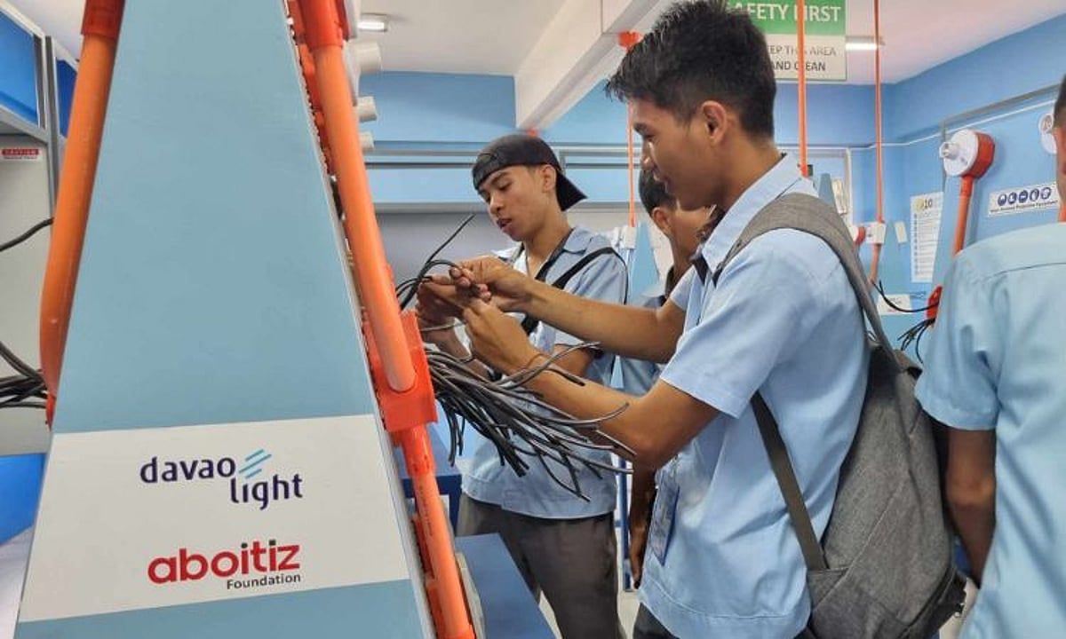 2 public high schools receive EIM laboratory from Davao Light