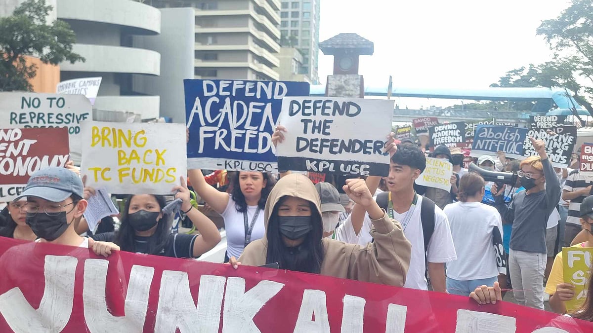 300 ka mga tinun-an mi-walkout, nag-rally