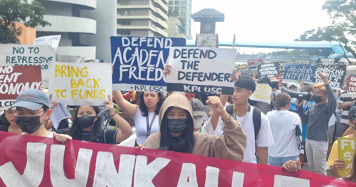 Nag Rally 300 ka mga tinun-an mi-walkout, nag-rally