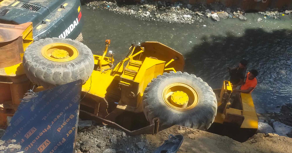 Payloader operator hurt following collapse of heavy equipment