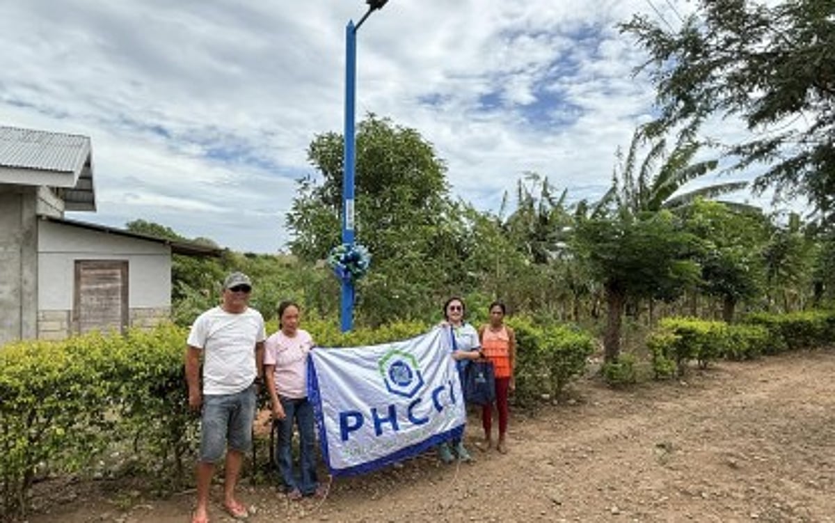 Solar Posts Donated PHCCI Donates P500,000 Solar Lamp Posts to Depressed Communities in ...