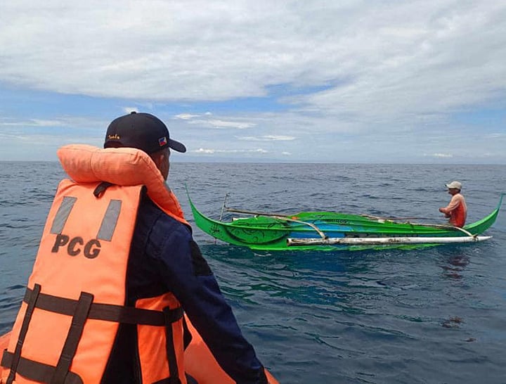 Fishing Boat Sinks off Zamboanga Philippine Coast Guard Launches