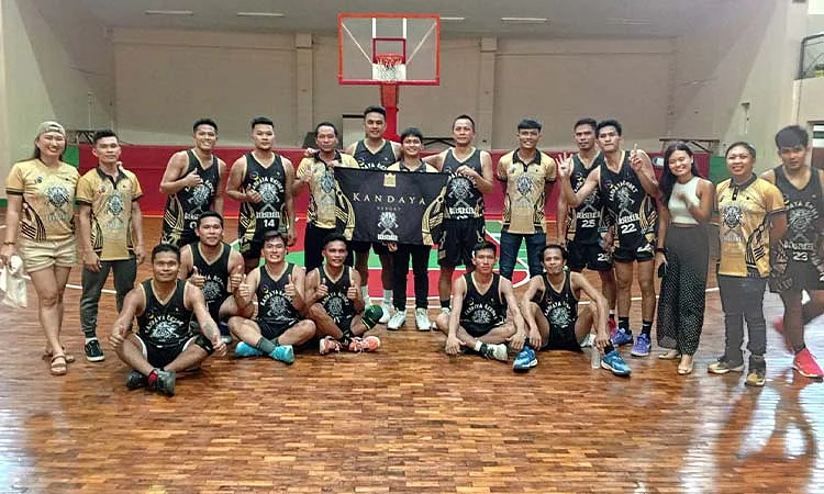 Favorites advance to final four