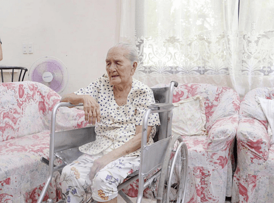 E. B. Magalona centenarian gets P100,000 cash award from DSWD