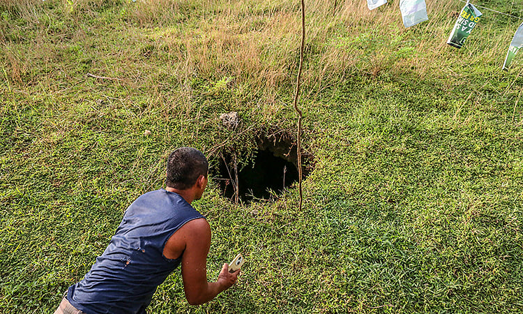 San Remigio Relocates 1,000 Residents After Earthquake Triggers 60 Sinkholes