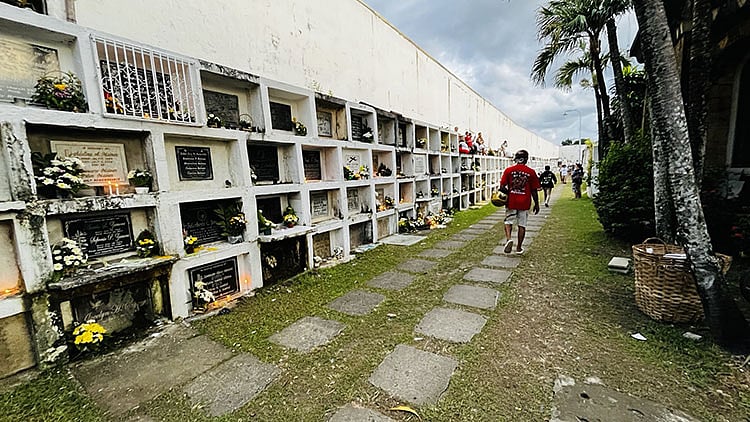 Undas 2025 in Western Visayas: Police Region 6 Reports Peaceful and Orderly Observance
