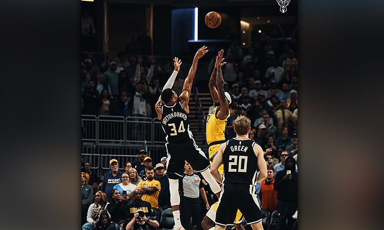 Giannis Antetokounmpo Stuns with Epic Buzzer-Beater: Milwaukee Bucks Triumph in Nail-Biter